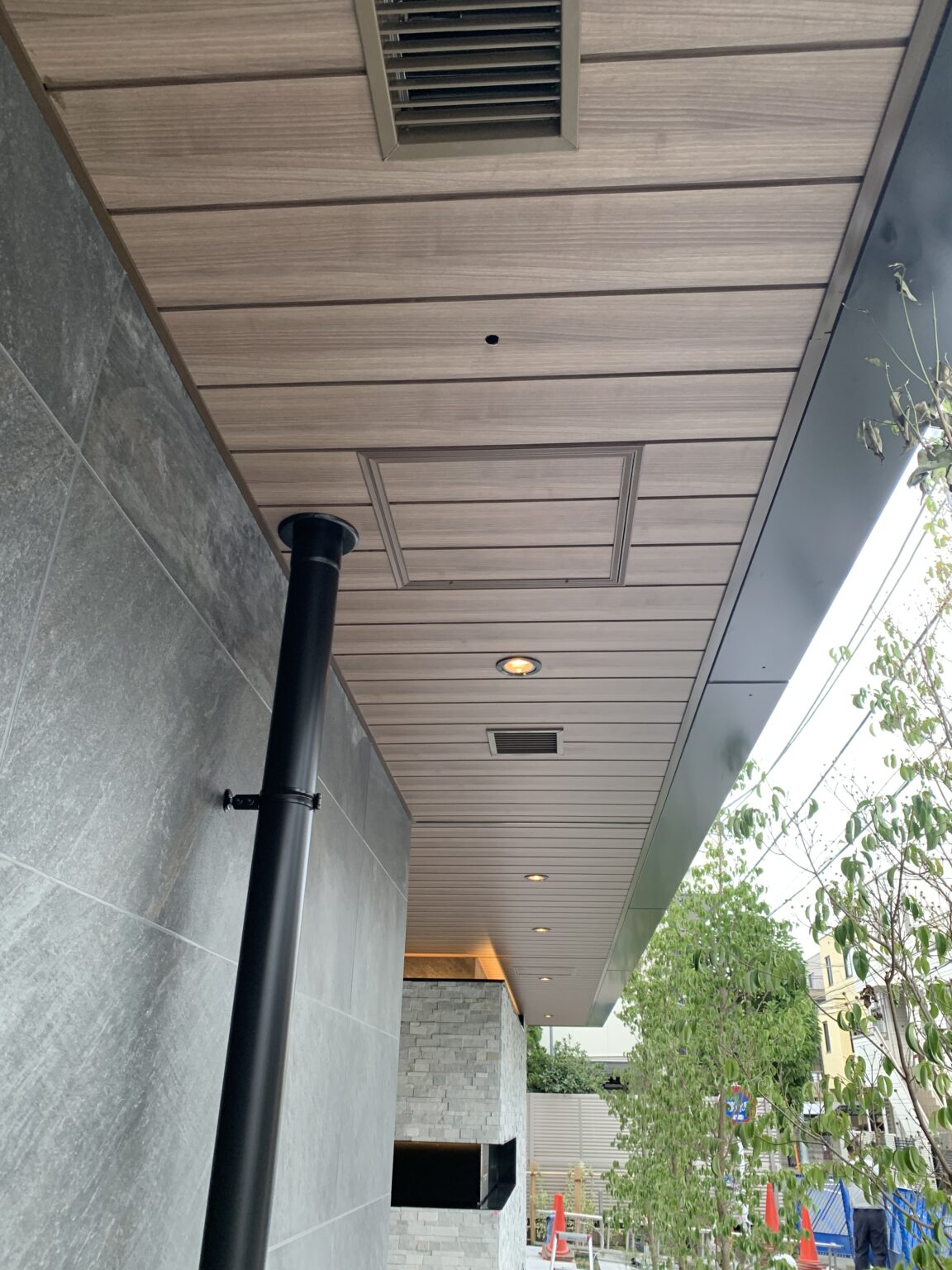 「雨樋(特に竪樋)」の上手な隠し方について – 建築の勘所ブログ